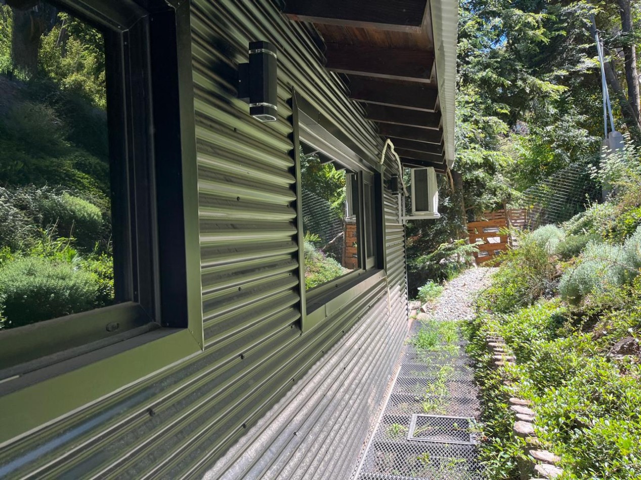 Hermosa casa moderna campestre en pleno cerro de Bariloche (Dos dormitorios)